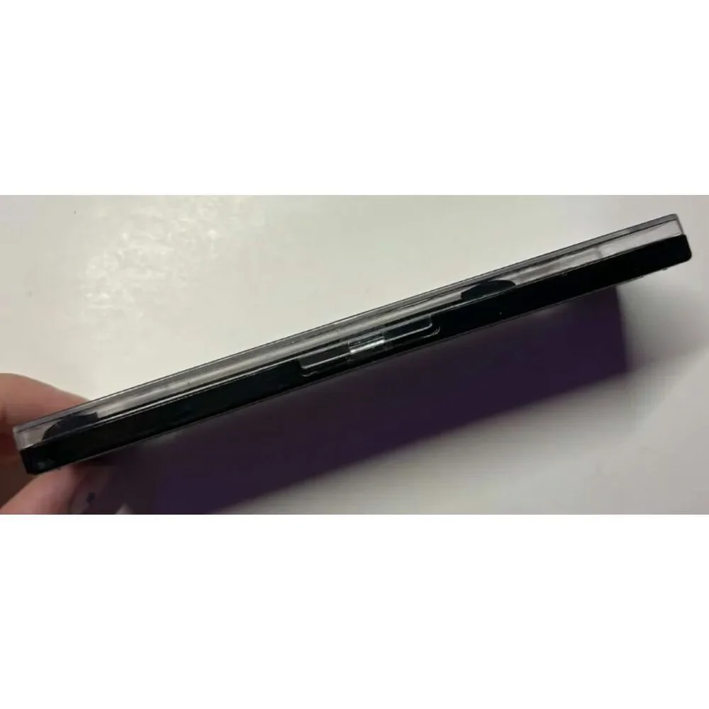 Eyeshadow sealed la